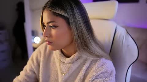 Snapshot of saraparisi_ chatting on February 18, 10:58 pm Sara online show from February 18, 10:58 pm
