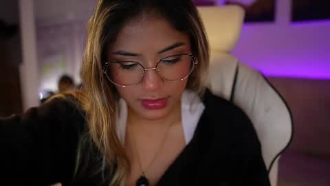 Snapshot of saraparisi_ chatting on February 22, 2:06 am Sara online show from February 22, 2:06 am