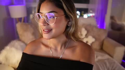 Snapshot of saraparisi_ chatting on March 4, 11:54 pm Sara online show from March 4, 11:54 pm