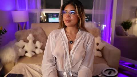 Snapshot of saraparisi_ chatting on March 6, 1:27 am Sara online show from March 6, 1:27 am