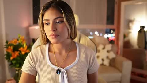 Snapshot of saraparisi_ chatting on March 11, 1:05 am Sara online show from March 11, 1:05 am