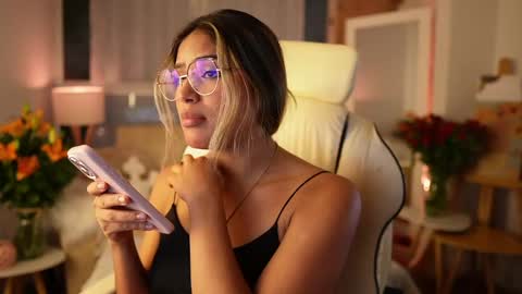 Snapshot of saraparisi_ chatting on March 12, 1:58 am Sara online show from March 12, 1:58 am