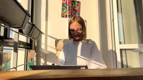 Snapshot of sarinaweatherington chatting on September 23, 11:46 am Hey there my name is Megan Lets hit 10 Thumbs Up together online show from September 23, 11:46 am