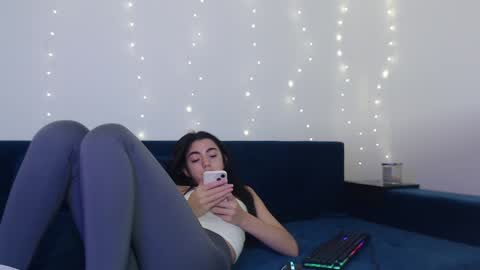 Snapshot of sasha_bloom7 chatting on December 18, 6:35 pm Sasha online show from December 18, 6:35 pm