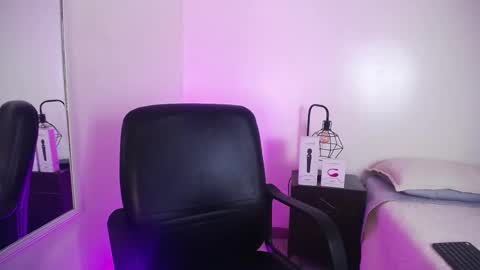 Snapshot of sasha_brattz chatting on September 17, 9:38 pm Sasha Brattz online show from September 17, 9:38 pm