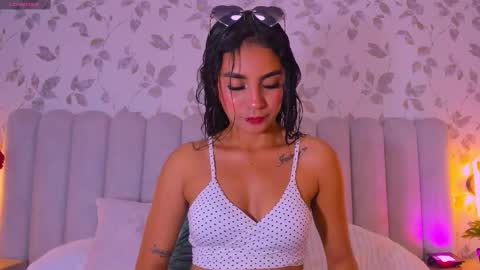 Snapshot of sashadelgado chatting on March 29, 8:53 pm Sasha online show from March 29, 8:53 pm