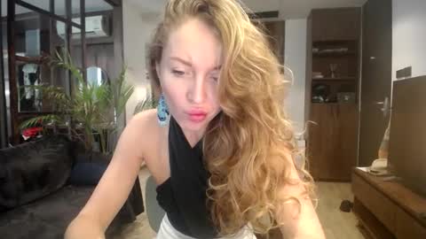 Snapshot of sashasweetsasha chatting on December 2, 5:59 am Sasha online show from December 2, 5:59 am