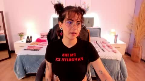 Snapshot of saskia_vellour chatting on April 24, 7:05 pm saskia_vellour online show from April 24, 7:05 pm