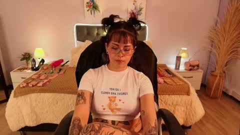 Snapshot of saskia_vellour chatting on April 30, 7:09 pm saskia_vellour online show from April 30, 7:09 pm