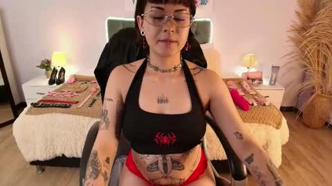 Snapshot of saskia_vellour chatting on May 14, 7:20 pm saskia_vellour online show from May 14, 7:20 pm