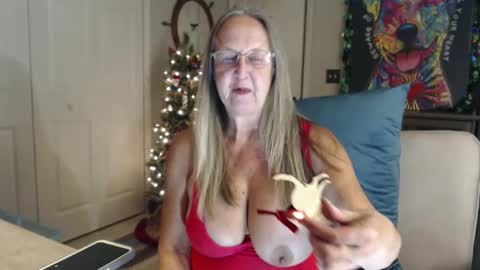 Snapshot of sassybeaver chatting on December 3, 4:58 am Trish online show from December 3, 4:58 am