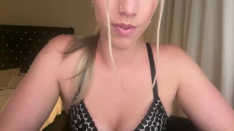 Snapshot of sassysophie333 chatting on September 22, 4:14 am MazyMay333 online show from September 22, 4:14 am