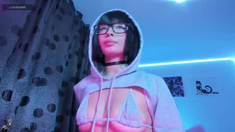    im expecting 300 thumbs up on my altar online show from November 27, 12:35 am