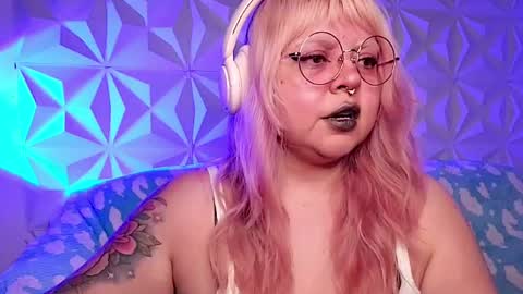 Gina George online show from May 3, 11:00 pm