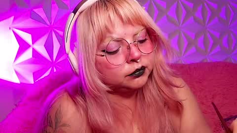 Gina George online show from May 5, 12:40 am