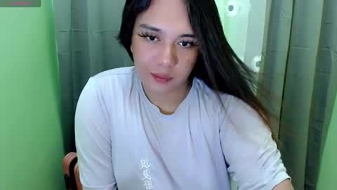 Snapshot of saucy_claire chatting on December 4, 7:06 am clara online show from December 4, 7:06 am