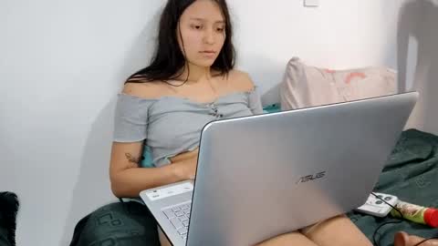 Snapshot of sayuce_black chatting on December 21, 9:25 pm sayuce black online show from December 21, 9:25 pm