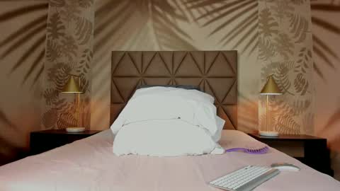 Snapshot of scarleett22 chatting on February 23, 8:06 pm Scarleet online show from February 23, 8:06 pm