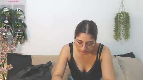 Snapshot of scarlet_100 chatting on April 22, 3:20 am scarlet_100 online show from April 22, 3:20 am