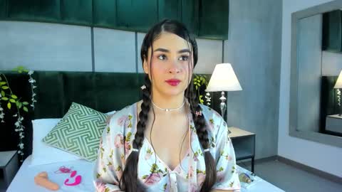 Snapshot of scarlet_belrose chatting on March 24, 12:43 pm Scarelet online show from March 24, 12:43 pm