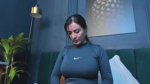 Scarlet Edwars online show from November 11, 8:31 pm