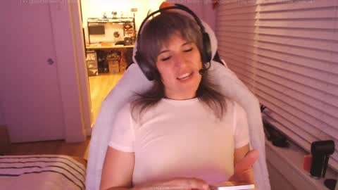 Snapshot of scarletbrainrot chatting on December 8, 4:25 am scarlet3 online show from December 8, 4:25 am