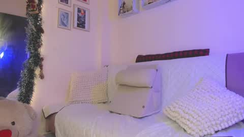 Snapshot of scarleth_jhons_ chatting on January 17, 1:36 am Scarleth... but not Scarleth Johansson. online show from January 17, 1:36 am