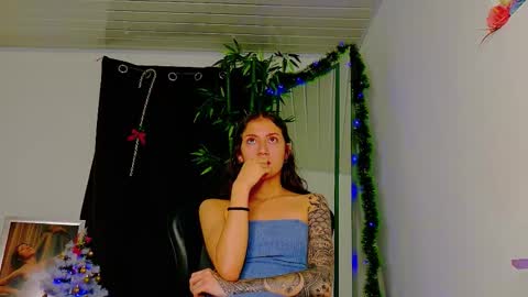 Snapshot of scarletjonesx chatting on January 10, 11:31 pm Denis online show from January 10, 11:31 pm