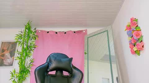 Snapshot of scarletjonesx chatting on February 3, 8:30 am Denis online show from February 3, 8:30 am