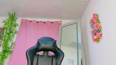 Snapshot of scarletjonesx chatting on February 14, 12:40 am Denis online show from February 14, 12:40 am