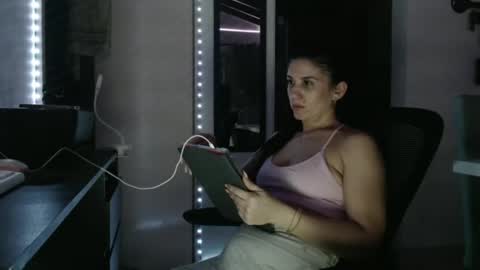 Snapshot of scarletmoons chatting on March 17, 5:33 am scarletmoons online show from March 17, 5:33 am