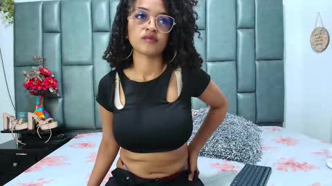 Snapshot of scarletnoir4u chatting on October 29, 2:25 am scarlet online show from October 29, 2:25 am