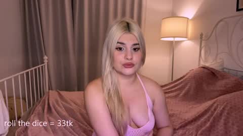 Snapshot of scarletsirens_ chatting on March 18, 6:44 pm scarletsirens_ online show from March 18, 6:44 pm