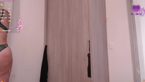 Scarlett Thumb up please help me 100 its important online show from September 30, 7:52 pm