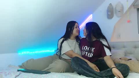 Snapshot of scarlett_evance chatting on September 25, 10:08 am Scarlett and Jazmin online show from September 25, 10:08 am
