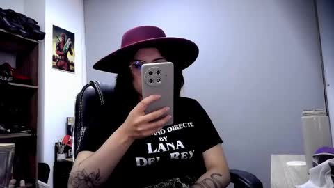Snapshot of scarlett_sen chatting on May 5, 4:15 pm Mistress Scarlett online show from May 5, 4:15 pm