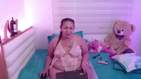 Snapshot of scarlettbooty chatting on May 11, 11:27 am scarlettbooty online show from May 11, 11:27 am