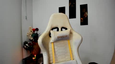 Snapshot of scarlettmalbec chatting on February 27, 11:48 pm Scarlett online show from February 27, 11:48 pm