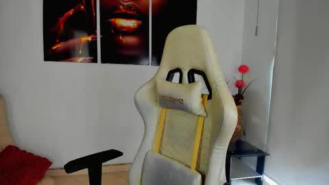 Snapshot of scarlettmalbec chatting on October 24, 9:00 pm Scarlett online show from October 24, 9:00 pm