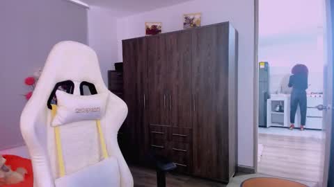 Snapshot of scarlettmalbec chatting on February 9, 9:19 pm Scarlett online show from February 9, 9:19 pm