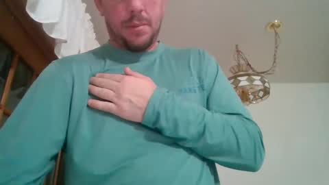Snapshot of scottydoesntknow0 chatting on December 5, 3:15 am scottydoesntknow0 online show from December 5, 3:15 am