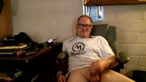 Snapshot of sdh69 chatting on November 3, 4:58 am eating pussy sucking dick online show from November 3, 4:58 am