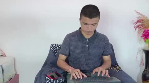 Snapshot of sebas_n_aly chatting on April 19, 2:33 am ely online show from April 19, 2:33 am