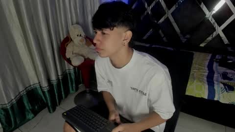 Snapshot of sebas_pretty7 chatting on December 16, 12:32 pm sebas_pretty7 online show from December 16, 12:32 pm