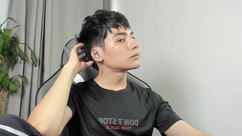 Snapshot of sebas_rosse chatting on April 16, 5:47 pm sebastian online show from April 16, 5:47 pm
