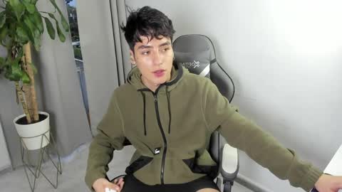 Snapshot of sebas_rosse chatting on April 21, 10:56 pm sebastian online show from April 21, 10:56 pm