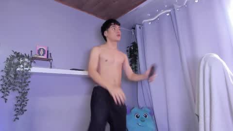 Snapshot of sebas_rosse chatting on May 21, 4:47 pm sebastian online show from May 21, 4:47 pm