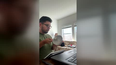 Snapshot of sebasbilbao7 chatting on March 18, 3:37 pm sebasbilbao7 online show from March 18, 3:37 pm