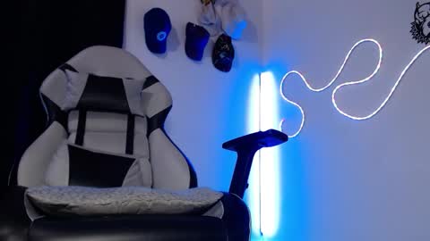 Snapshot of sebastian_025 chatting on October 12, 4:00 am Sebastian online show from October 12, 4:00 am