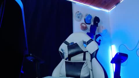 Snapshot of sebastian_025 chatting on December 15, 5:01 am Sebastian online show from December 15, 5:01 am